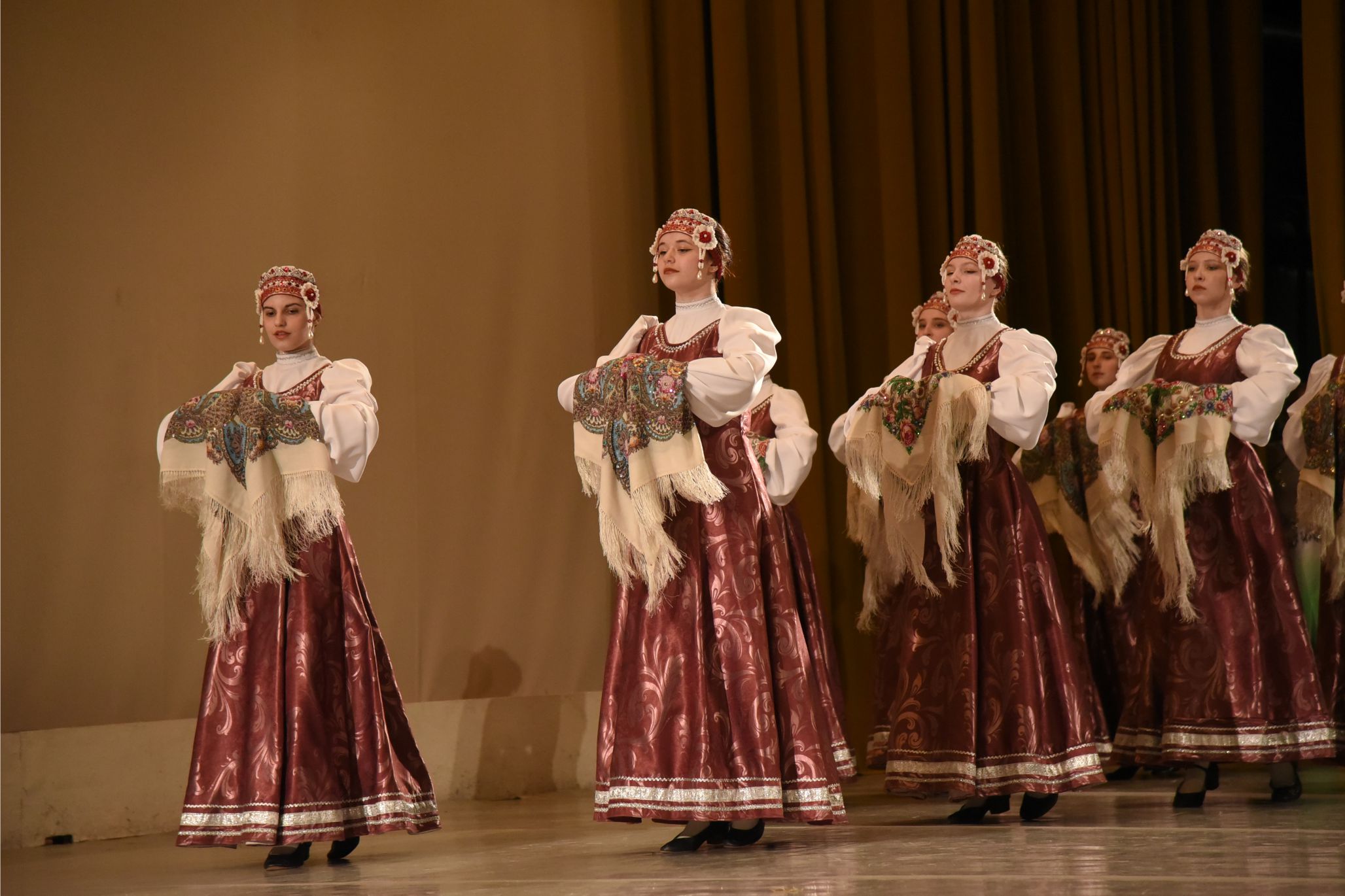 ансамбль сказки. ансамбль сказки. иваново. народные танцы фото. ансамбль сказки.